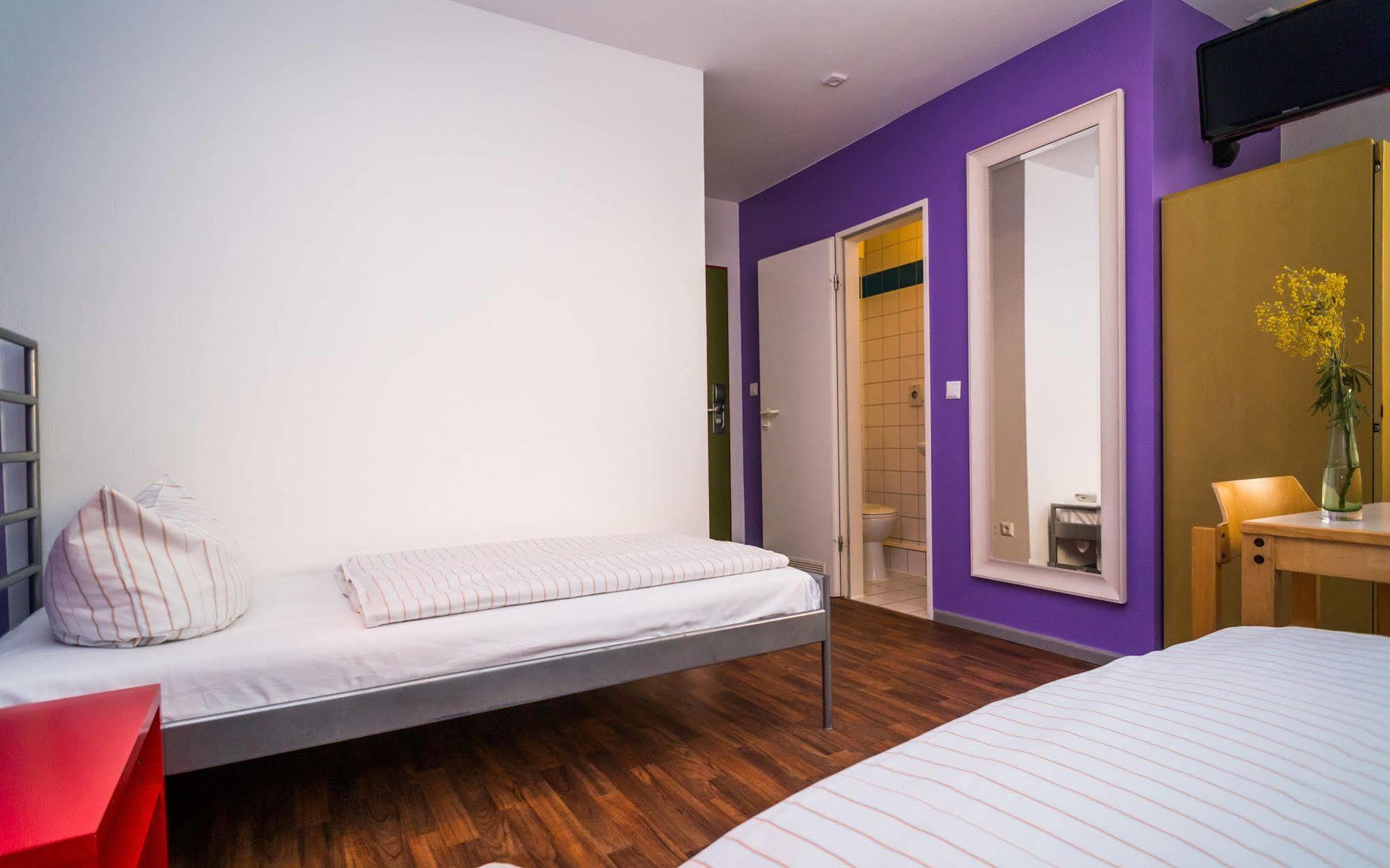 Amstel House Hostel *
